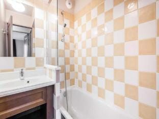Apartment in Hautes-Alpes with Ski-In Access Apartment in Provence-Alpes-Côte d'Azur