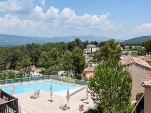 Holiday Home in Provence with Pool Access Apartment in Mallemort