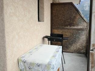 Apartment in Reallon with Stunning Mountain Views Apartment in Provence-Alpes-Côte d'Azur
