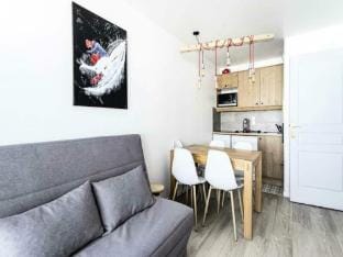 Apartment in Hautes-Alpes with Ski-inSki-out Apartment in Provence-Alpes-Côte d'Azur