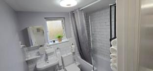 Modern  Cosy 2-Bed in Newport -Easy M4 to Cardiff Apartment in Newport