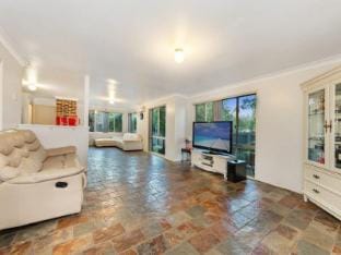 MetaWise Cozy Family Room4 in Shared Home Free Par Vacation rental in Castle Hill