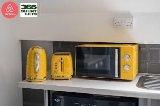 Birmingham | 4 Beds | Weekly | Black Friday Deals Vacation rental in Solihull
