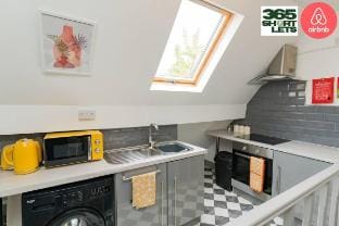 Birmingham | 4 Beds | Weekly | Black Friday Deals Vacation rental in Solihull