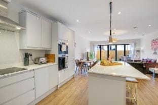 Contemporary five bedroom four bathroom house Vacation rental in Croydon