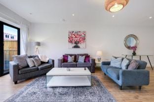 Contemporary five bedroom four bathroom house Vacation rental in Croydon