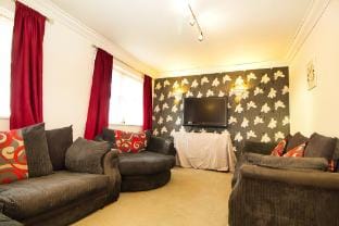 3 Bed Semi - Sleeps 5 - Parking - Pets - Garden Vacation rental in Bromley