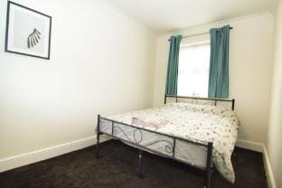 3 Bed Semi - Sleeps 5 - Parking - Pets - Garden Vacation rental in Bromley