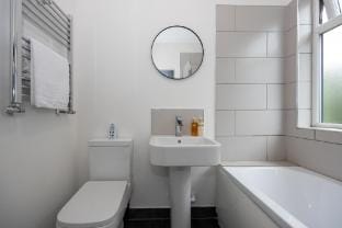 Stunning 3 Bedroom Home in Newcastle-under-Lyme with Garden Vacation rental in Newcastle-under-Lyme