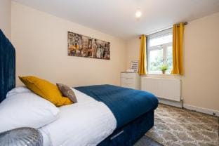 Stunning 3 Bedroom Home in Newcastle-under-Lyme with Garden Vacation rental in Newcastle-under-Lyme