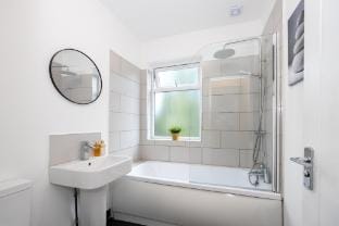 Stunning 3 Bedroom Home in Newcastle-under-Lyme with Garden Vacation rental in Newcastle-under-Lyme
