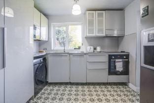 Family 4BR, Self Check-in, Fast WiFi, Parking Vacation rental in Ilford