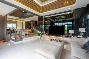 4BR The Golden Palm Kathu I 10 minutes to Patong Vacation rental in Kathu