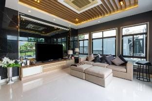 4BR The Golden Palm Kathu I 10 minutes to Patong Vacation rental in Kathu