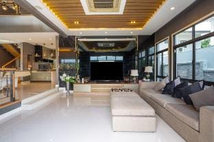 4BR The Golden Palm Kathu I 10 minutes to Patong Vacation rental in Kathu
