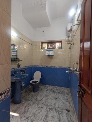 Ground floor Spacious Room with Private Bathroom Vacation rental in India