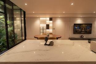 160m2 luxury apartment with West Lake view, No. 1 furniture Vacation rental in Hanoi