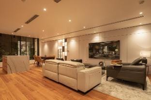 160m2 luxury apartment with West Lake view, No. 1 furniture Vacation rental in Hanoi