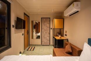 Container stay | Private Jacuzzi | Lake view Vacation rental in Maharashtra