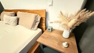 King Bed | Full Kitchen | Balcony Vacation rental in Essen