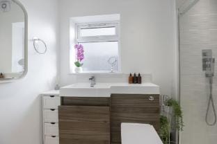 Stylish 3 Bed Home Close to Gloucester City Vacation rental in Gloucester