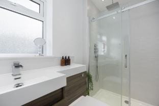 Stylish 3 Bed Home Close to Gloucester City Vacation rental in Gloucester