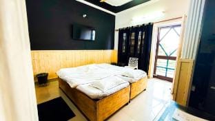 Lakeview 1BHK • 2 King Beds • Kitchen & Balcony Vacation rental in Dehradun