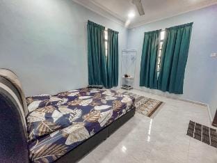 Flora Rozel Homestay | Upper Floor Vacation rental in Terengganu, Malaysia