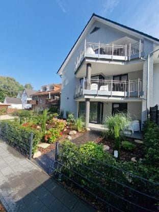Schicke Ferienwohnung mit Terrasse und Parkplatz  Vacation rental in Bremen