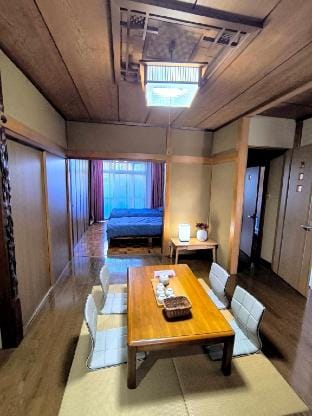 近名駅、二階建古民家、最大十ニ名、駐車場付き、パーティも出来ます Vacation rental in Nagoya