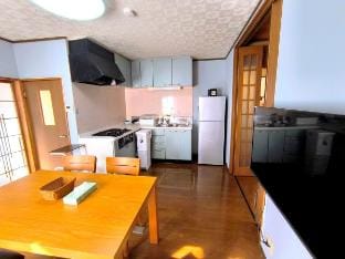 近名駅、二階建古民家、最大十ニ名、駐車場付き、パーティも出来ます Vacation rental in Nagoya