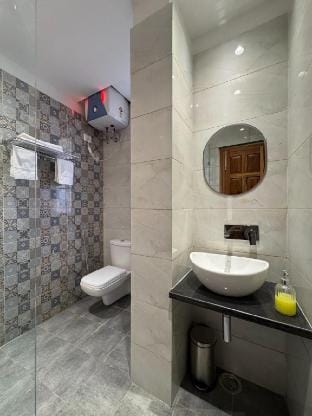 Nathuli | Rooftop glasshouse with Jacuzzi Vacation rental in Uttarakhand