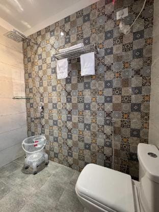 Nathuli | Rooftop glasshouse with Jacuzzi Vacation rental in Uttarakhand