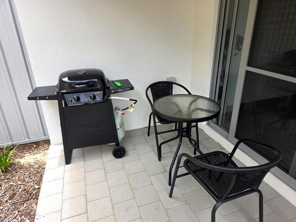 New Modern Townhouse Close to City & Transport Vacation rental in Perth