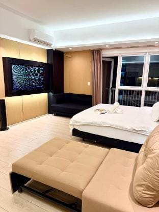 Venice Luxe Cozy Suite｜Netflix & Pool Access Vacation rental in Makati