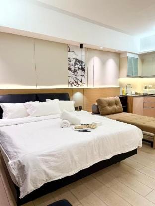 Venice Luxe Cozy Suite｜Netflix & Pool Access Vacation rental in Makati