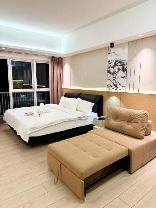 Venice Luxe Cozy Suite｜Netflix & Pool Access Vacation rental in Makati