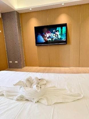 Venice Luxe King Bed Retreat｜Netflix & Pool Access Vacation rental in Makati