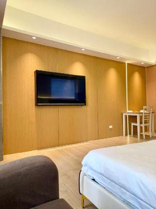 Venice Luxe King Bed Retreat｜Netflix & Pool Access Vacation rental in Makati