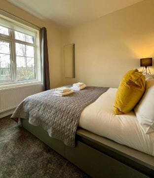 Central Apartment: Free Parking with EV Charger Vacation rental in Cambridge