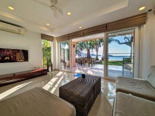 Five Palms Beachfront Villa - by KohChangVillas Vacation rental in Ko Chang