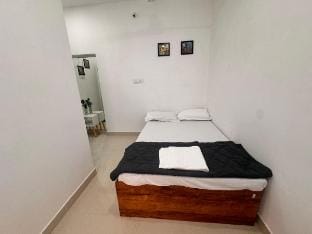 Vibes 7 Single bed room for one guest Vacation rental in Hyderabad