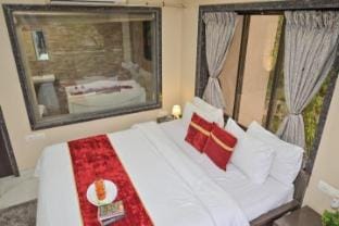 best bangalow with jacuzzi big swimming pool Vacation rental in Lonavla