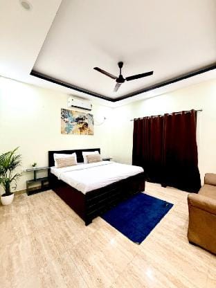 Blue Heaven Private Pool Villa with Lush GreenView Farm Stay in Noida