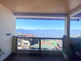 Hotel Golden Potala is just a 5-minute walk from Darjeeling Mall Road Hotel in Darjeeling