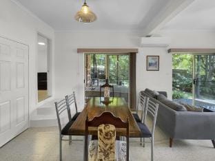 Relaxing 3-Bedroom Retreat with Outdoor Seating Vacation rental in Malua Bay