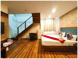 Goroomgo SV Grand Varanasi  Hotel in Varanasi