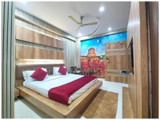Goroomgo Gautam Grand Varanasi  Hotel in Varanasi