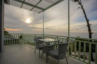Kasauli Cabin - Villa with Pool and Live Barbeque Villa in Himachal Pradesh