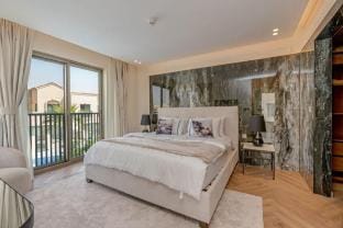 Luxury 3BR Townhouse w Pool View & Modern Comfort Villa in Dubai
